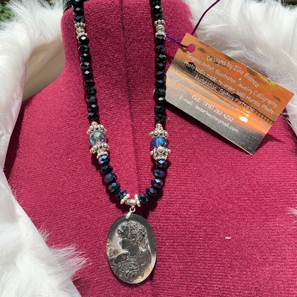 Genuine, carved abalone shell cameo pendant - Picture 2 of 3